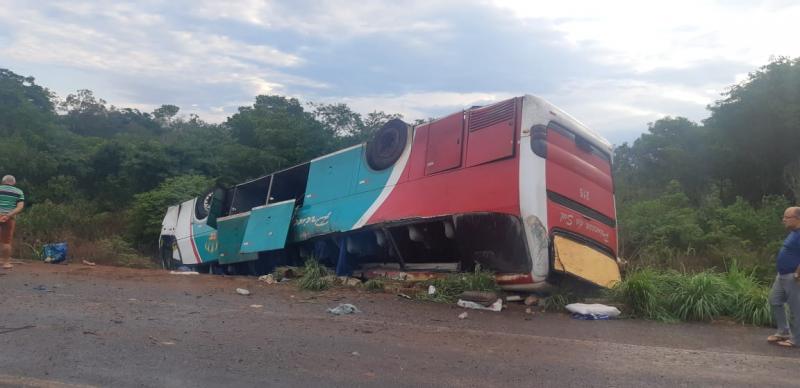 Ônibus da Princesa do Sul capota e deixa passageiros mortos na BR 135 em Bertolínia