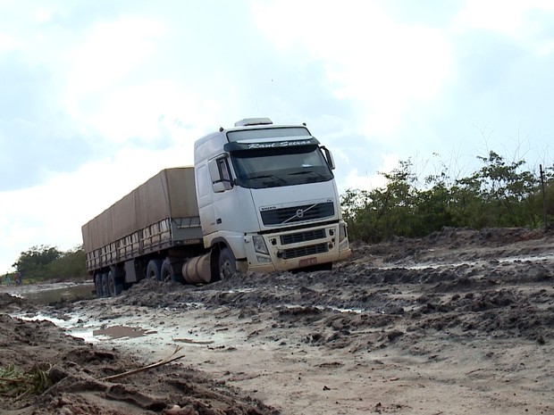 Safra percorre 500 km de rodovias ruins para escoar produção, revela Aprosoja